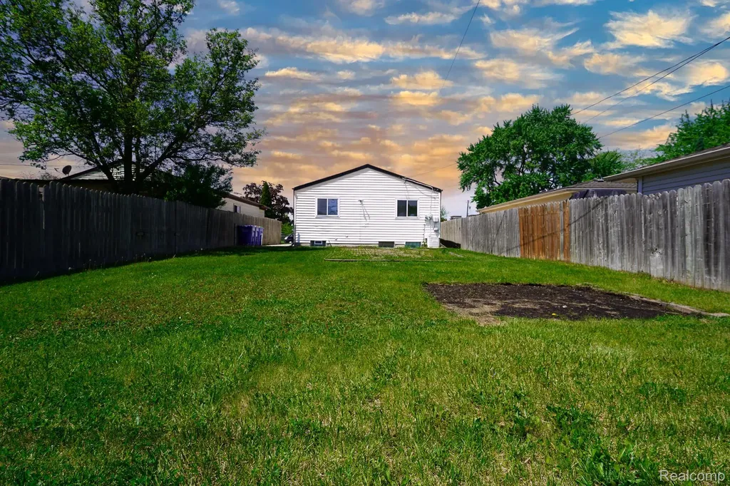 32100 Ruehle Avenue Warren City MI 48093