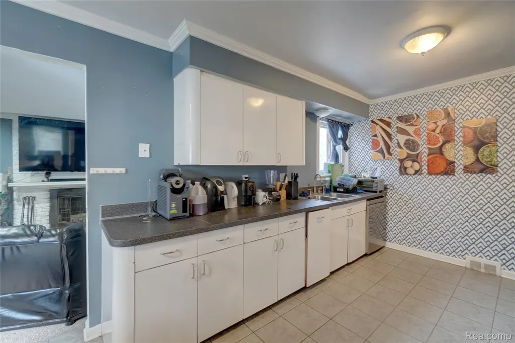 29841 Everett Street Southfield City MI 48076