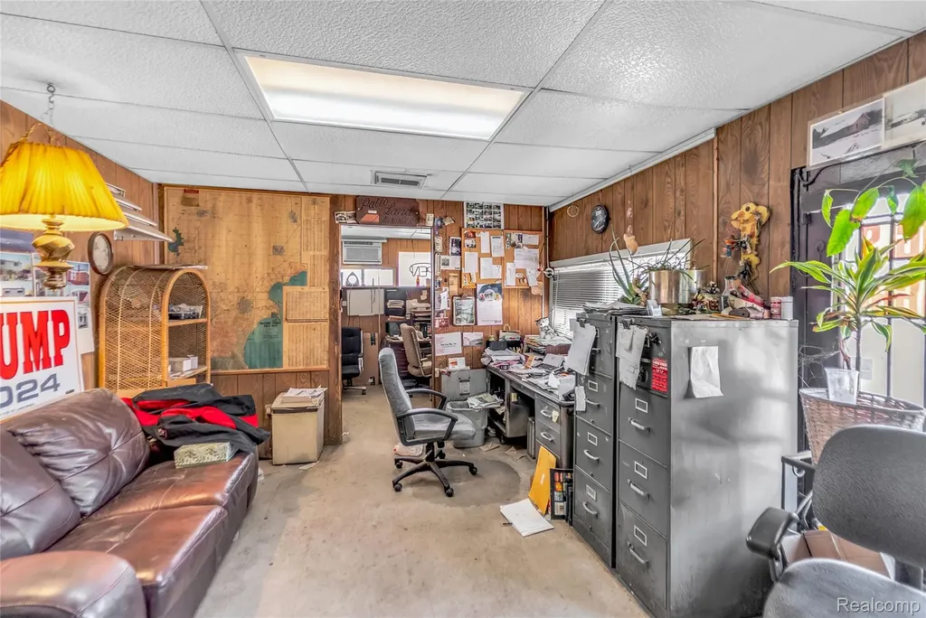 8407 E 9 Mile Road Warren City MI 48089