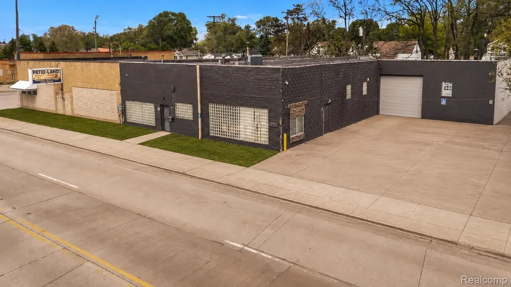 8407 E 9 Mile Road Warren City MI 48089