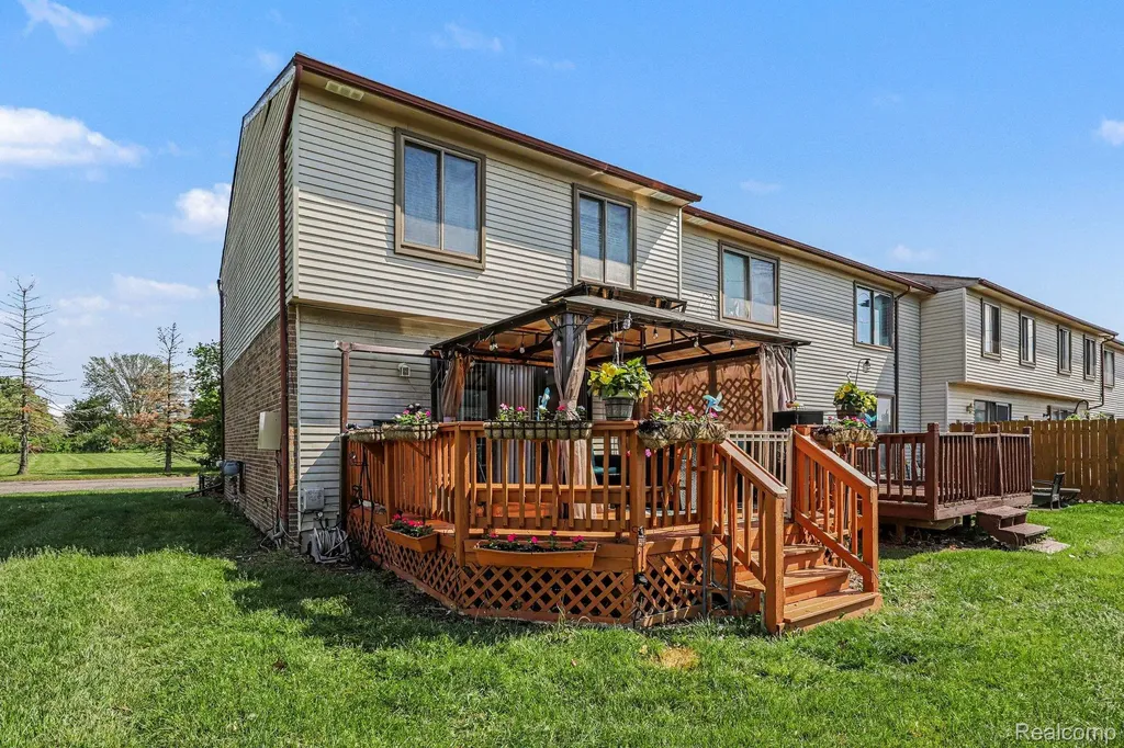 17010 Kingsbrooke Drive Clinton Charter Township MI 48038