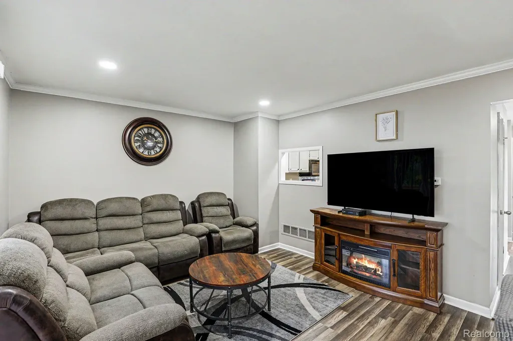 17010 Kingsbrooke Drive Clinton Charter Township MI 48038