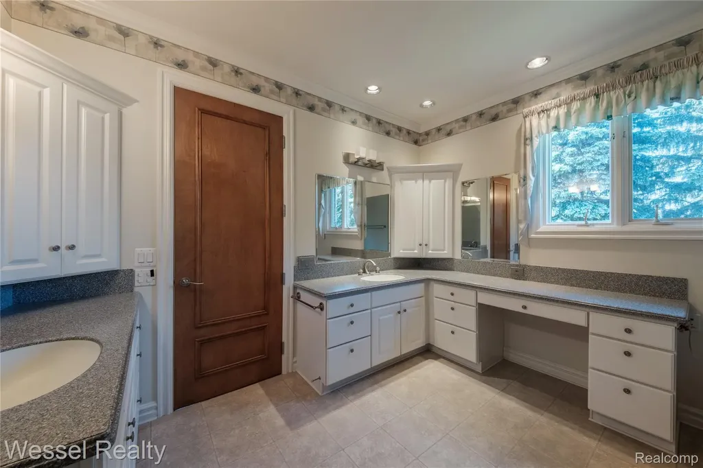 5922 Lakeview Drive Washington Township MI 48094