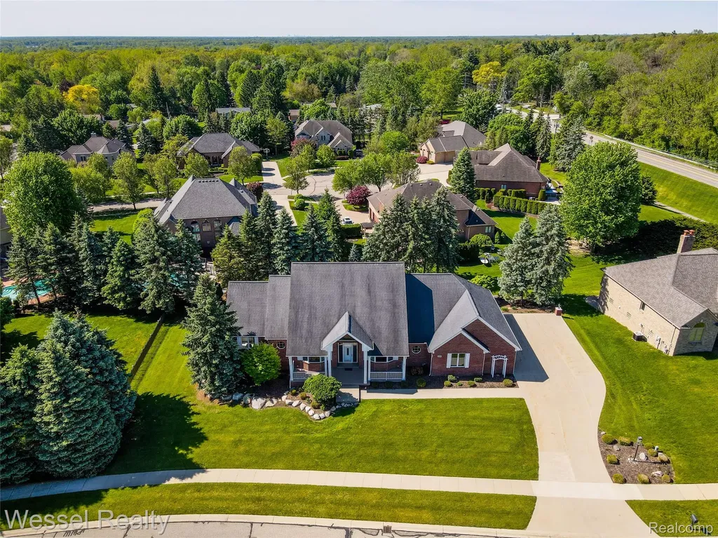 5922 Lakeview Drive Washington Township MI 48094
