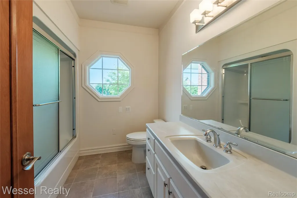 5922 Lakeview Drive Washington Township MI 48094