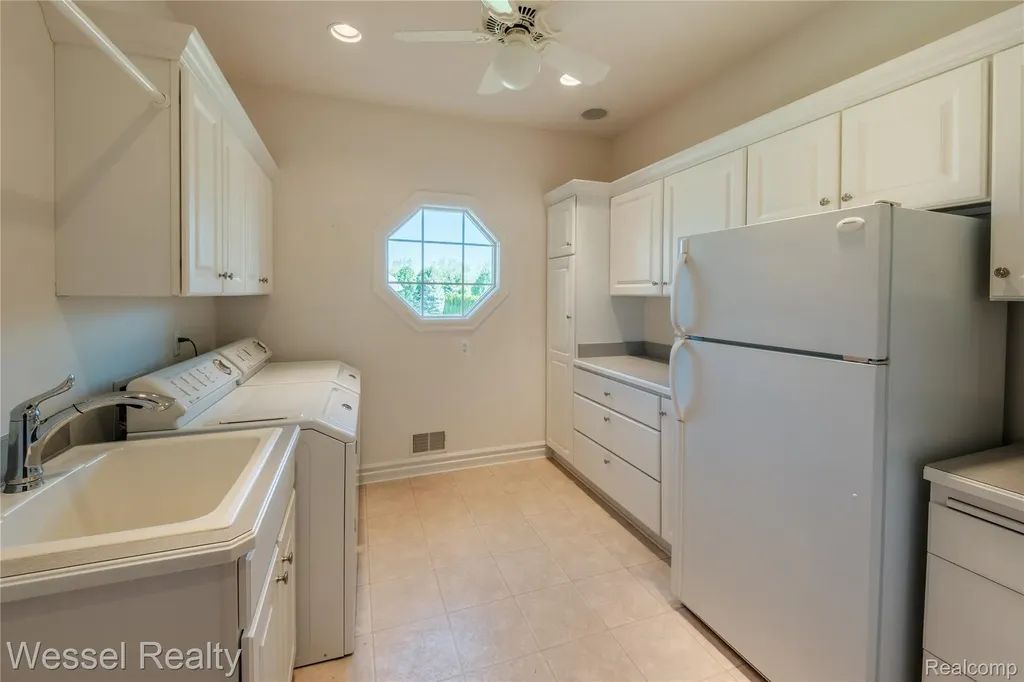 5922 Lakeview Drive Washington Township MI 48094