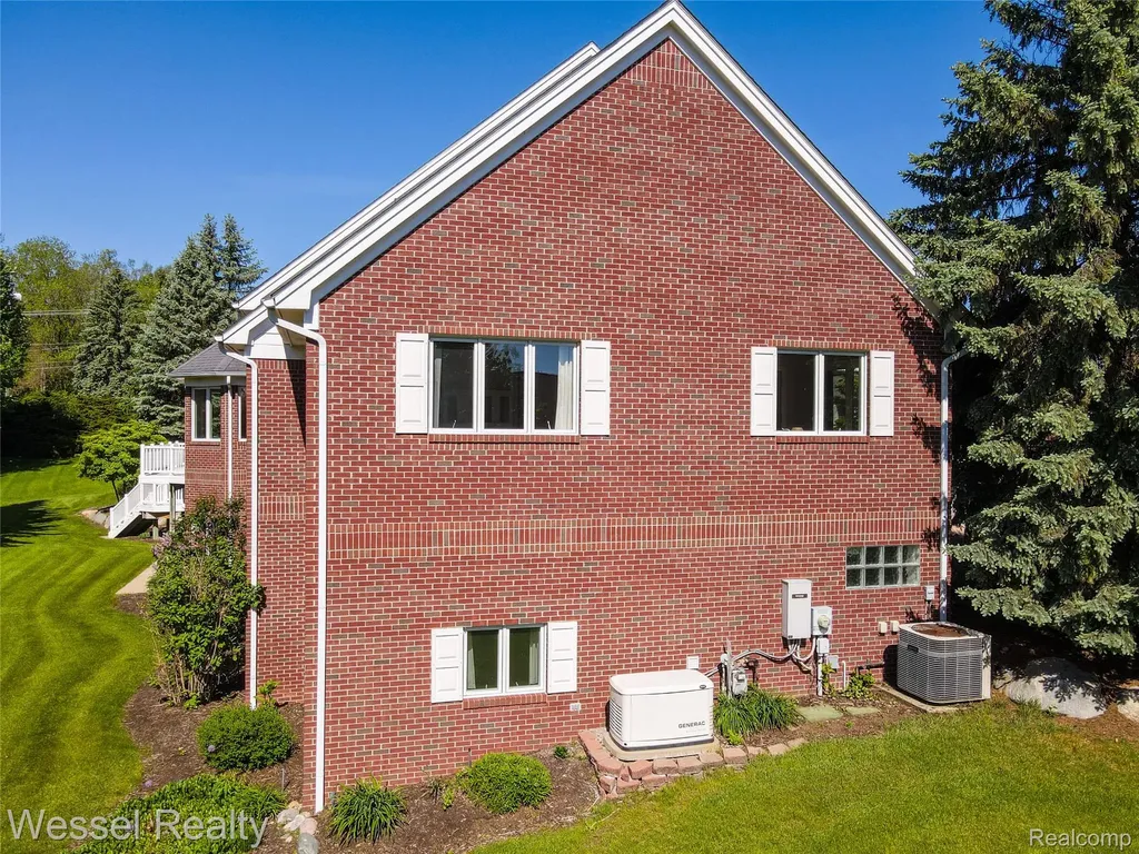 5922 Lakeview Drive Washington Township MI 48094