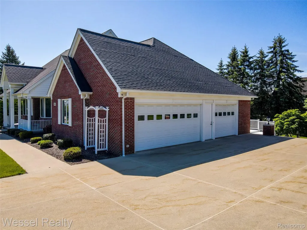 5922 Lakeview Drive Washington Township MI 48094