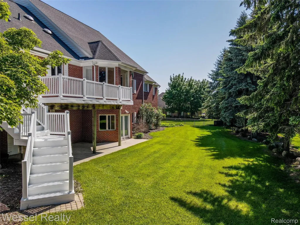 5922 Lakeview Drive Washington Township MI 48094