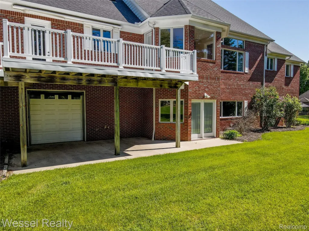 5922 Lakeview Drive Washington Township MI 48094