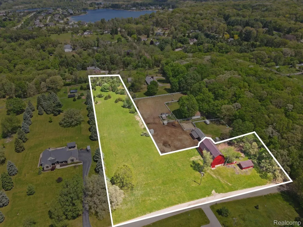 2352 Meadowood Lane Milford Charter Township MI 48380