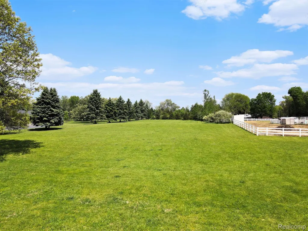 2352 Meadowood Lane Milford Charter Township MI 48380