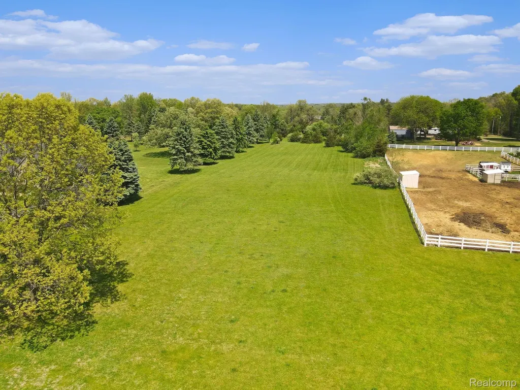 2352 Meadowood Lane Milford Charter Township MI 48380