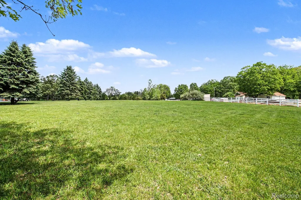 2352 Meadowood Lane Milford Charter Township MI 48380