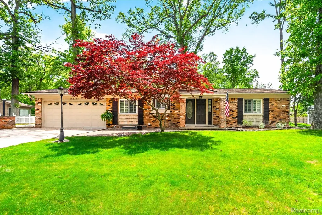 8733 Woodside Drive Grosse Ile Township MI 48138