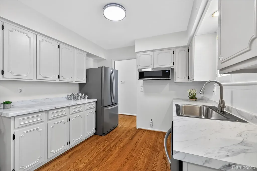 8733 Woodside Drive Grosse Ile Township MI 48138