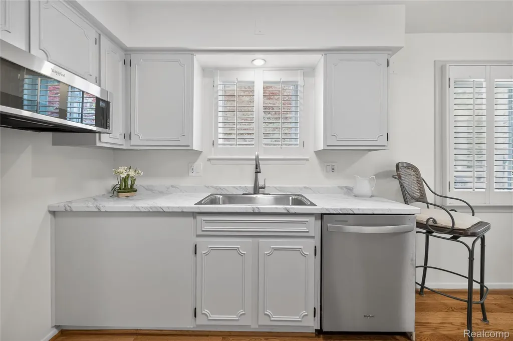 8733 Woodside Drive Grosse Ile Township MI 48138
