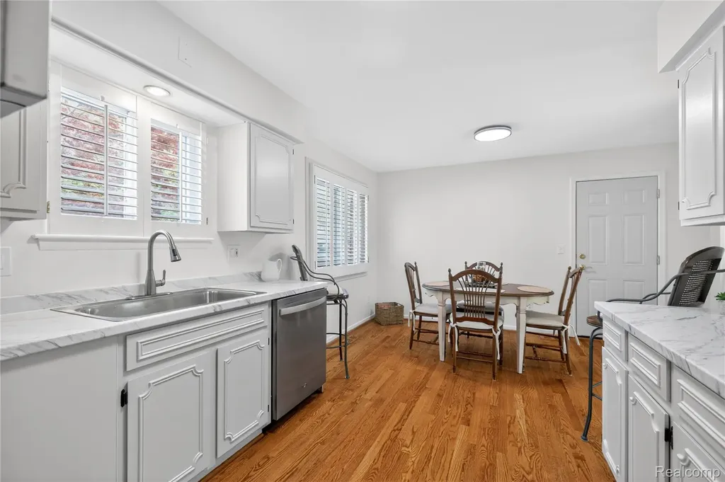 8733 Woodside Drive Grosse Ile Township MI 48138