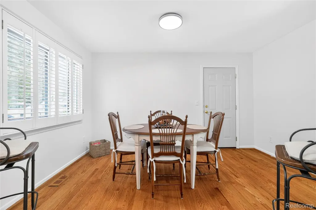 8733 Woodside Drive Grosse Ile Township MI 48138