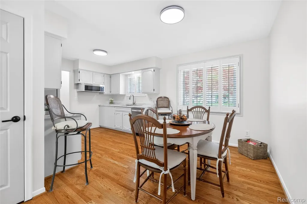 8733 Woodside Drive Grosse Ile Township MI 48138