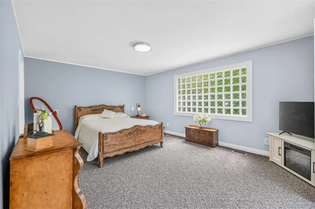 8733 Woodside Drive Grosse Ile Township MI 48138