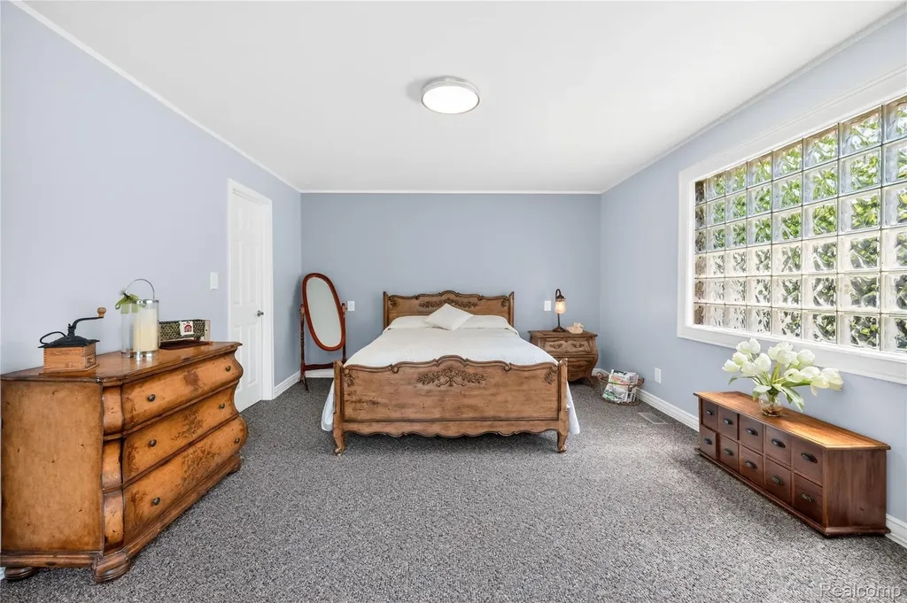 8733 Woodside Drive Grosse Ile Township MI 48138