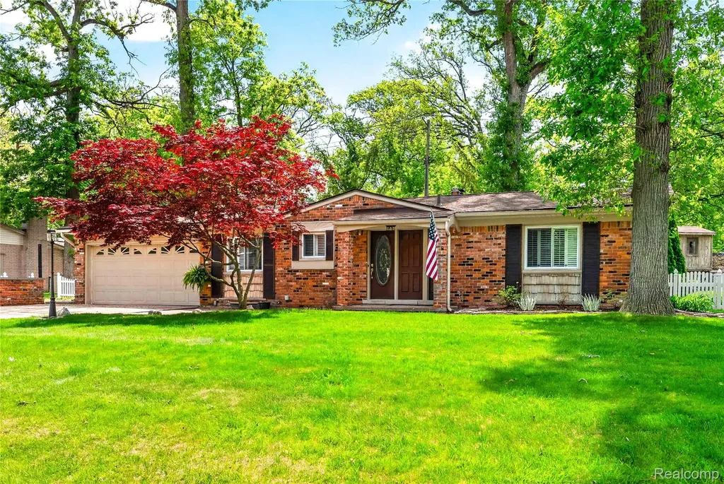 8733 Woodside Drive Grosse Ile Township MI 48138