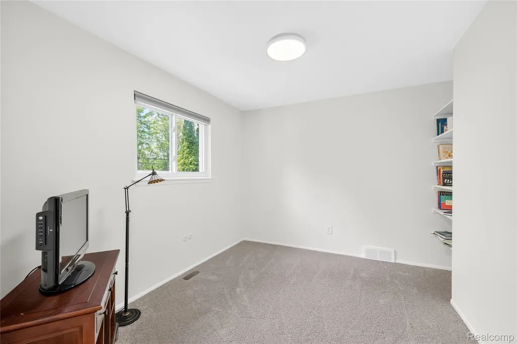 8733 Woodside Drive Grosse Ile Township MI 48138