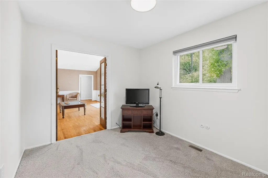 8733 Woodside Drive Grosse Ile Township MI 48138