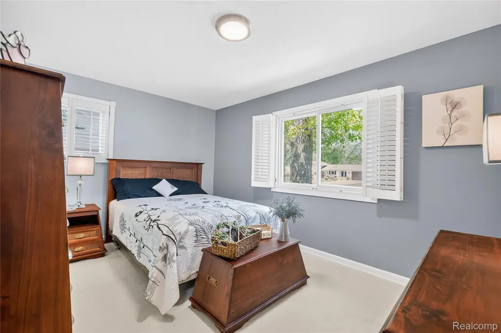 8733 Woodside Drive Grosse Ile Township MI 48138