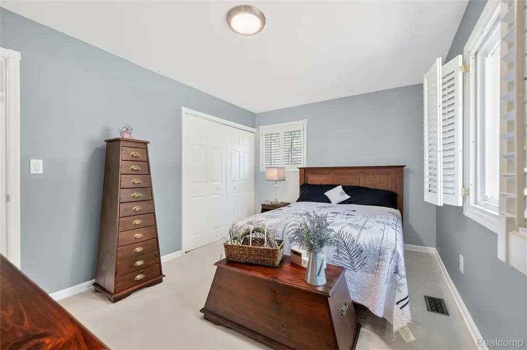 8733 Woodside Drive Grosse Ile Township MI 48138