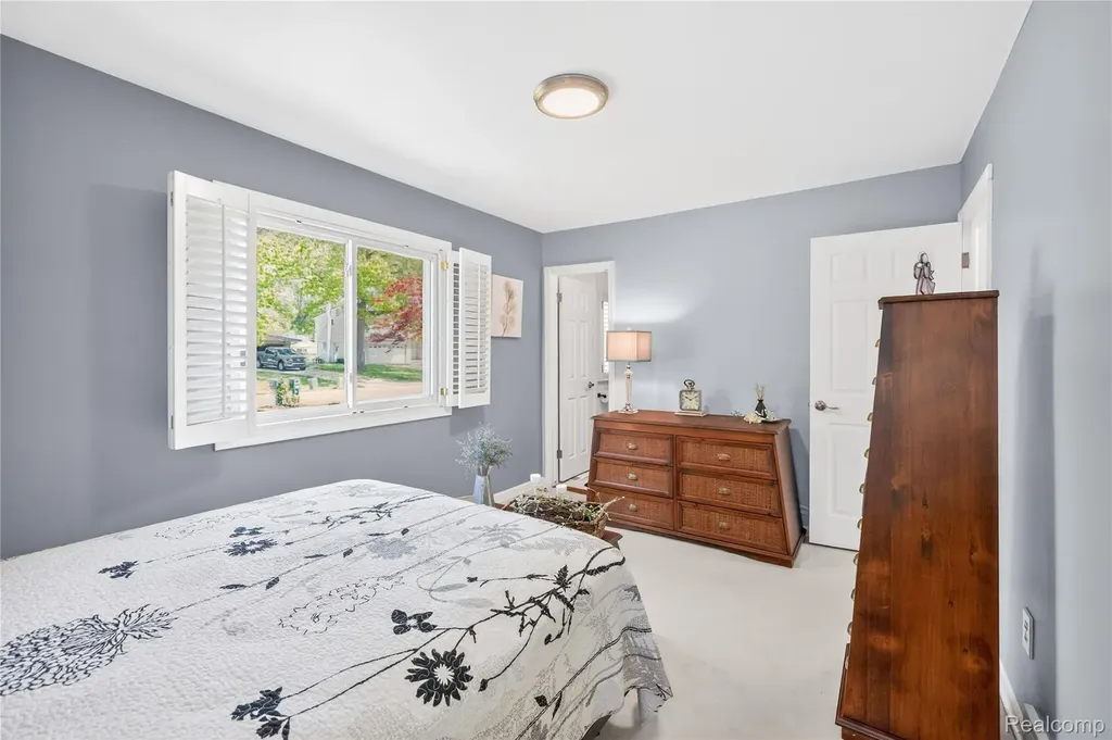 8733 Woodside Drive Grosse Ile Township MI 48138