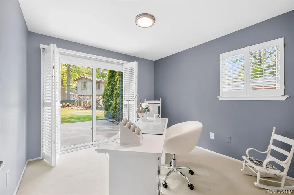 8733 Woodside Drive Grosse Ile Township MI 48138