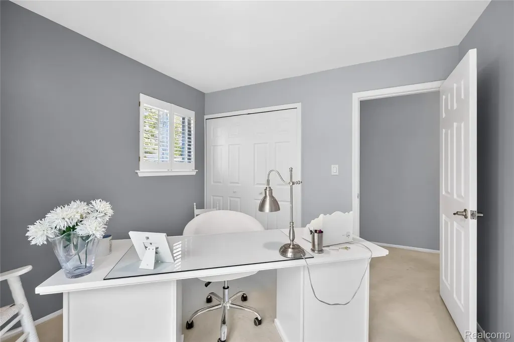 8733 Woodside Drive Grosse Ile Township MI 48138