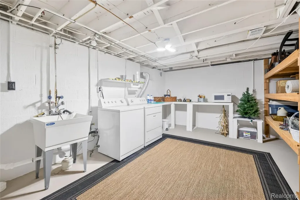 8733 Woodside Drive Grosse Ile Township MI 48138