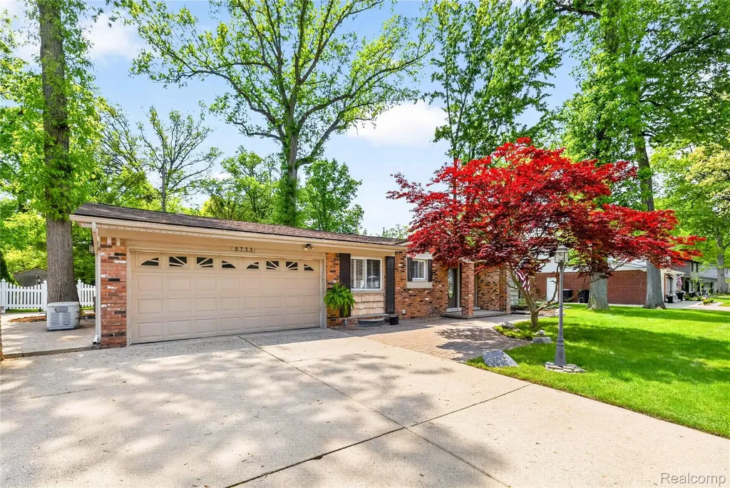 8733 Woodside Drive Grosse Ile Township MI 48138