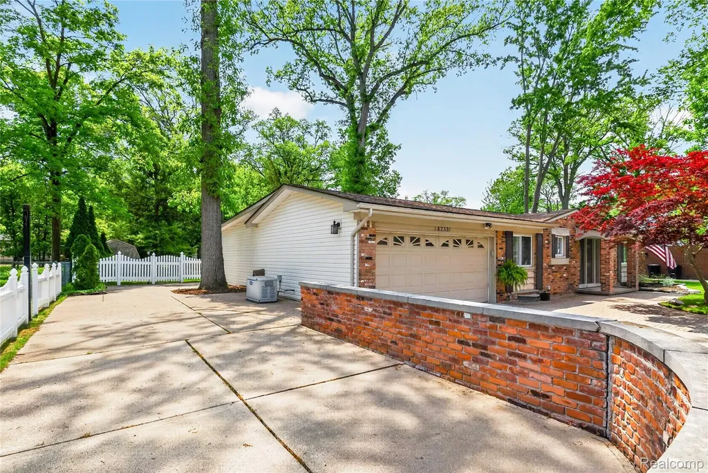 8733 Woodside Drive Grosse Ile Township MI 48138