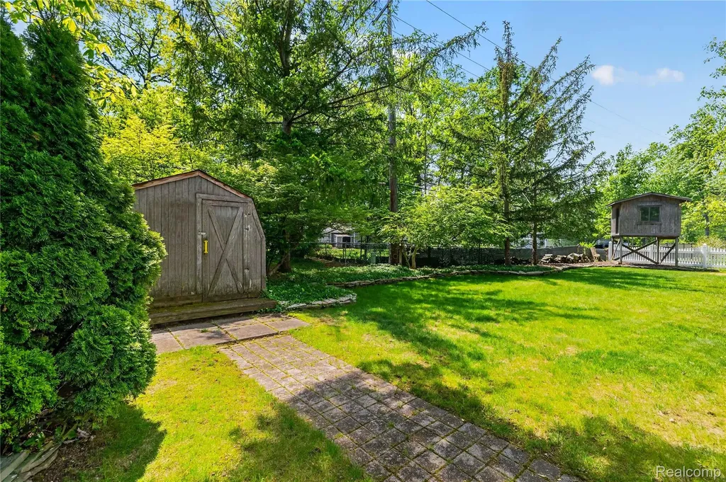 8733 Woodside Drive Grosse Ile Township MI 48138