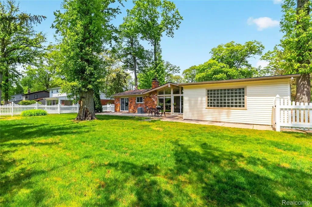 8733 Woodside Drive Grosse Ile Township MI 48138