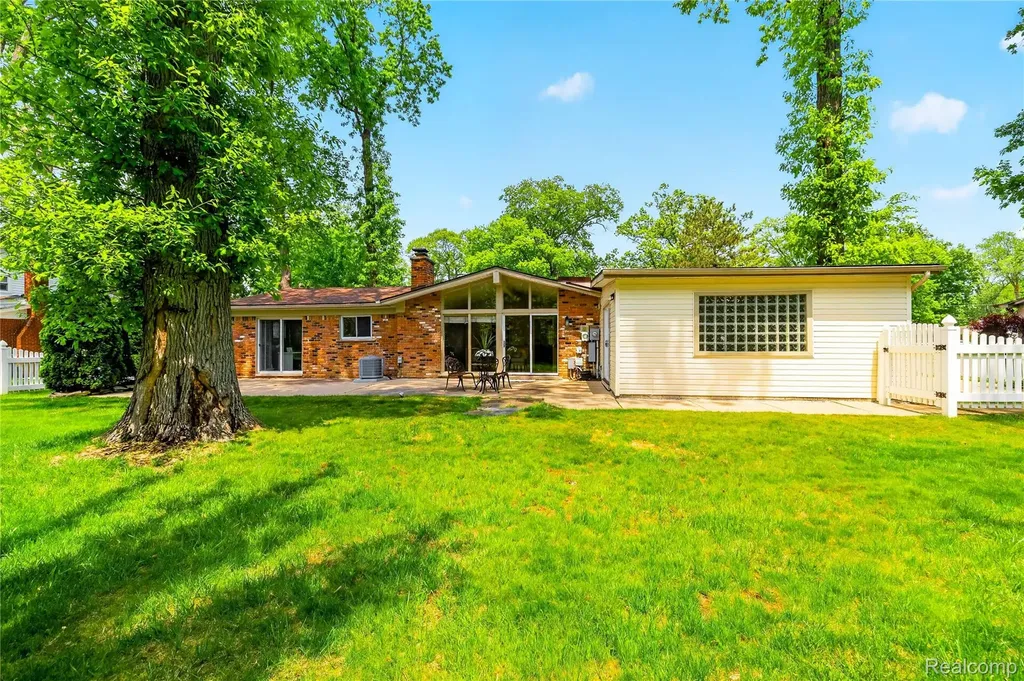 8733 Woodside Drive Grosse Ile Township MI 48138