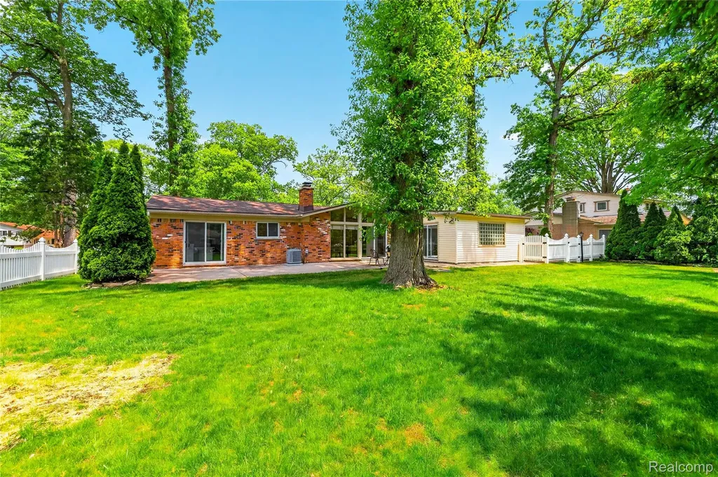 8733 Woodside Drive Grosse Ile Township MI 48138