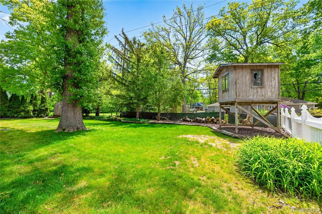 8733 Woodside Drive Grosse Ile Township MI 48138
