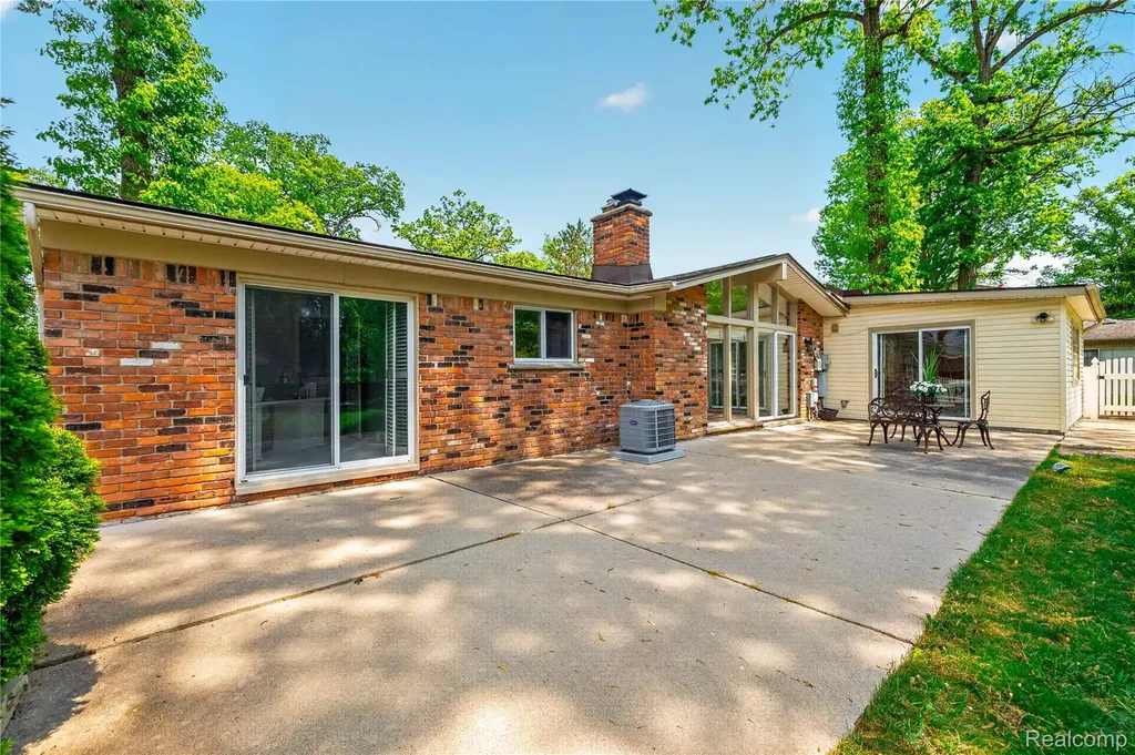 8733 Woodside Drive Grosse Ile Township MI 48138