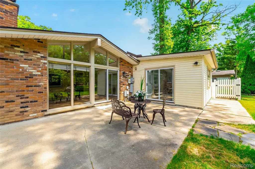 8733 Woodside Drive Grosse Ile Township MI 48138
