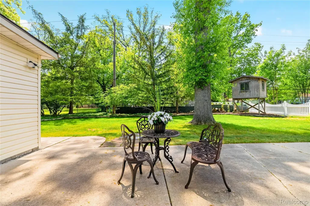 8733 Woodside Drive Grosse Ile Township MI 48138