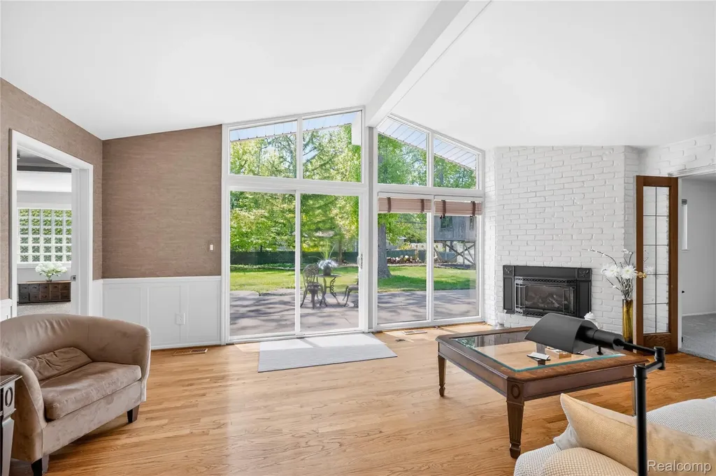 8733 Woodside Drive Grosse Ile Township MI 48138