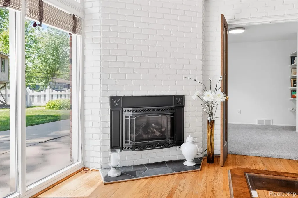 8733 Woodside Drive Grosse Ile Township MI 48138