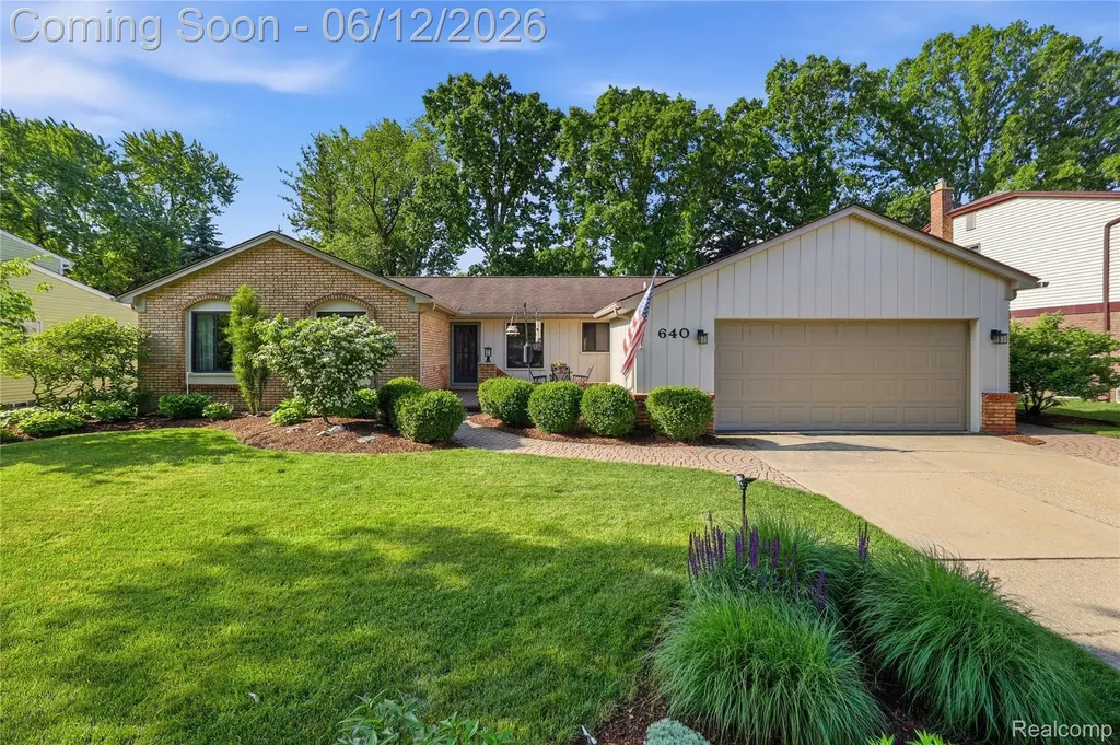640 Longfellow Drive Troy City MI 48085