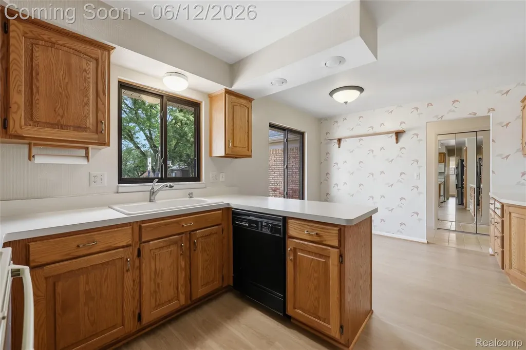 640 Longfellow Drive Troy City MI 48085