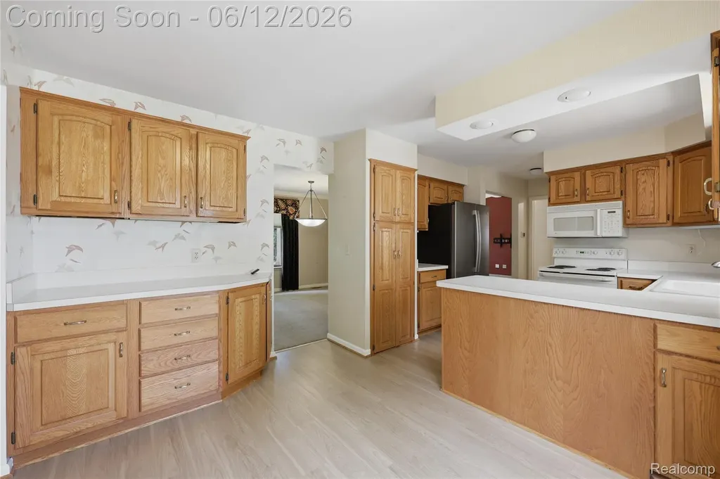 640 Longfellow Drive Troy City MI 48085